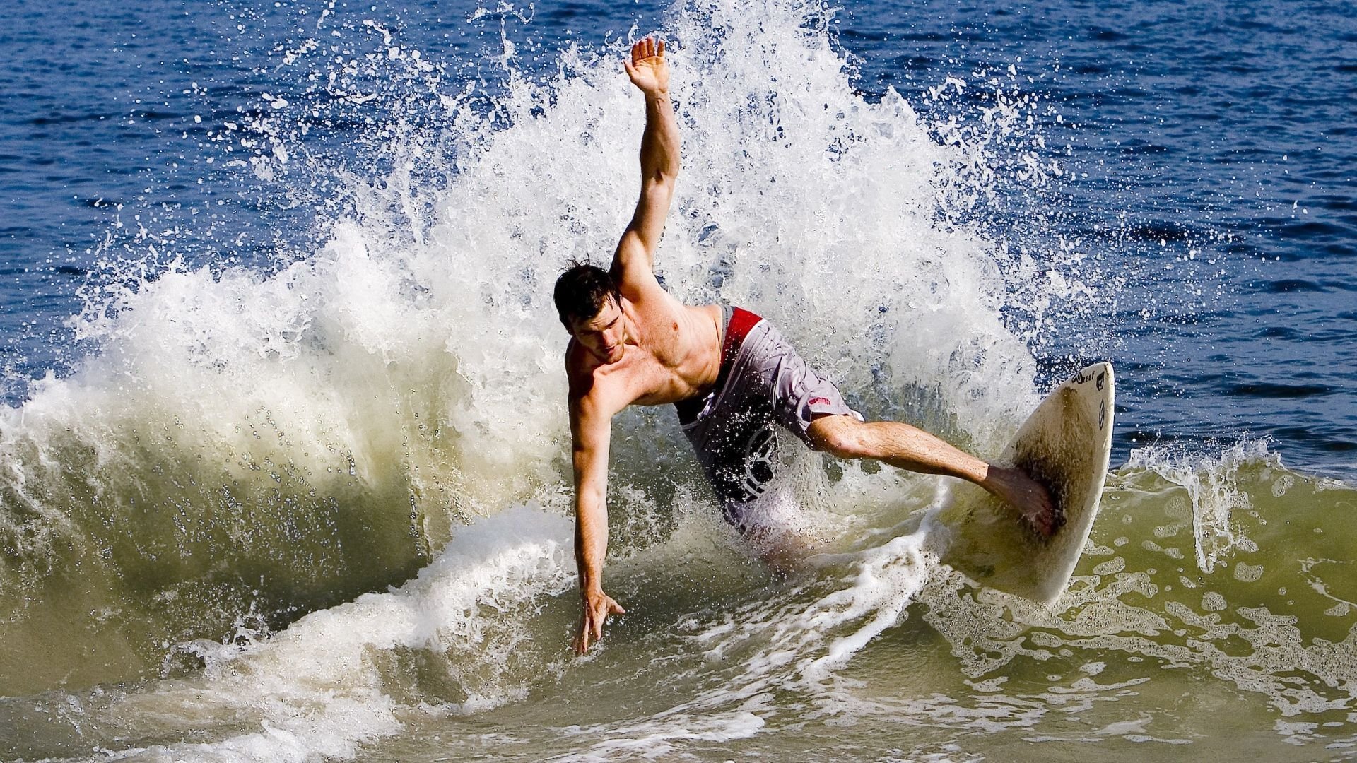 “拜仁启用青训力量,德甲豪门重塑锋线”